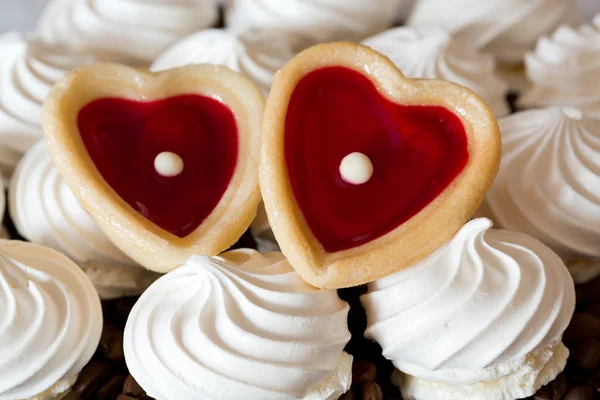 French vanilla meringue cookies and two sweet hearts — Stock Photo, Image