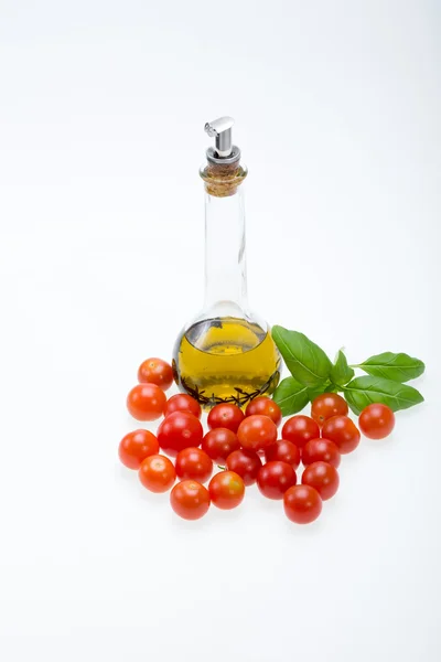 Basilikum, Tomaten und Olivenöl mit Thymian — Stockfoto