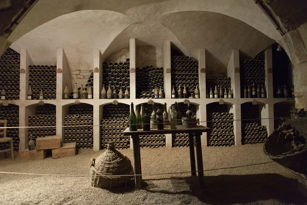 Подвал для хранения вина в замке Валенцай. Долина Луары. Франция — стоковое фото