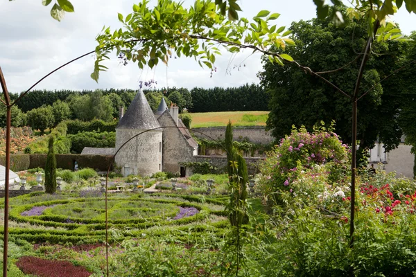 Jardín sutil, sofisticado y lleno de sabor y castillo La Chatonniere cerca de Villandry. Valle del Loira — Foto de Stock