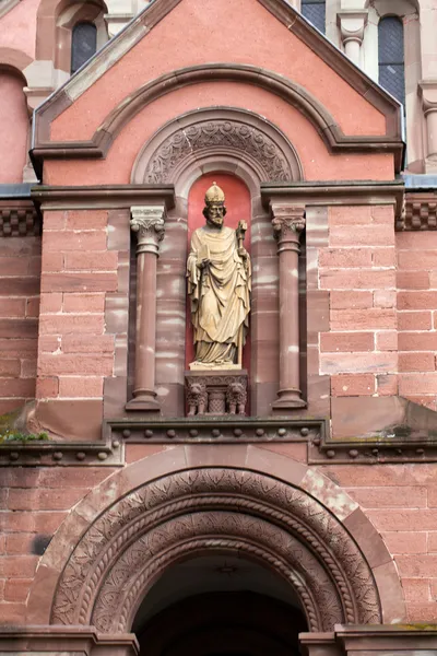 Kirche von Eguisheim Dorf an der berühmten Weinstraße im Elsass, Frankreich — Stockfoto