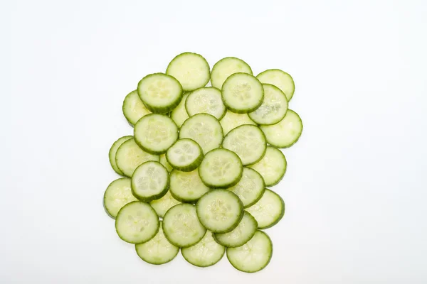 Frisch geschnittene Gurke isoliert auf weißem Hintergrund — Stockfoto
