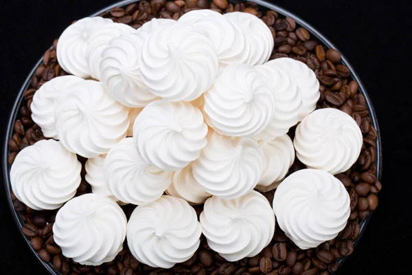 Francia vanília habcsók cookie-kat és a szemes kávé — Stock Fotó