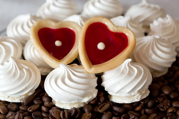 French vanilla meringue cookies and two sweet hearts — Stock Photo, Image