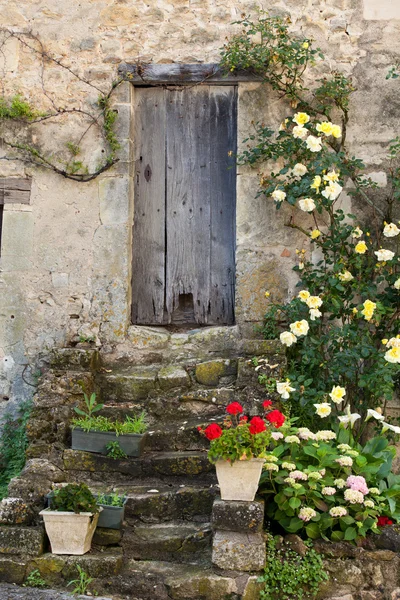 Cottage con rose intorno alla porta — Foto Stock