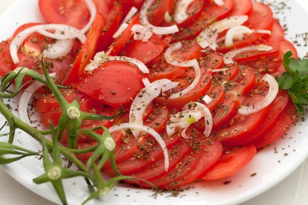 Plastry pomidorów z cebulą i ziołami — Zdjęcie stockowe