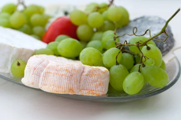 Queso con uvas blancas y tomate — Foto de Stock