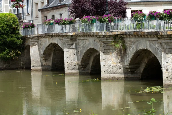 Puente viejo en Azay Le Rideau.Valle del Loira, Francia —  Fotos de Stock