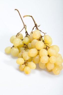tatlı ve olgun beyaz üzüm üzerine beyaz izole