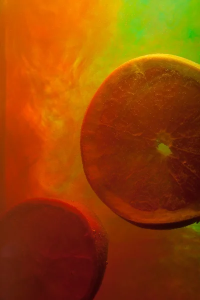 Rebanada de naranjas en agua — Foto de Stock