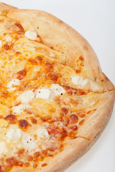 Pyszne pizza włoska na białym tle nad białym — Zdjęcie stockowe