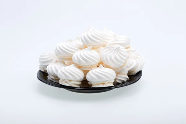 Biscoitos de merengue de baunilha francês no fundo branco — Fotografia de Stock