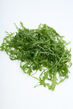 beyaz zemin üzerinde izole ruccola yığını bırakır