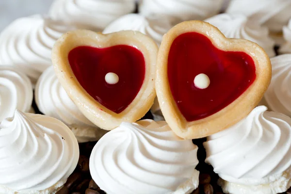 French vanilla meringue cookies and two sweet hearts — Stock Photo, Image