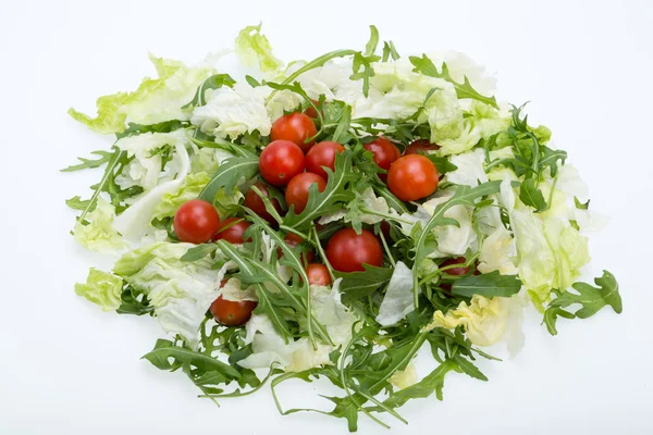 Cumulo di ruccola, foglie di lattuga e pomodorini — Foto Stock