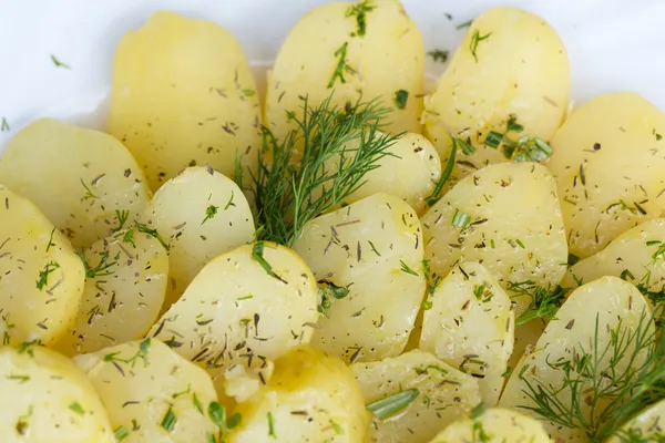 Köstliche Pellkartoffeln mit Dill und Oliven — Stockfoto