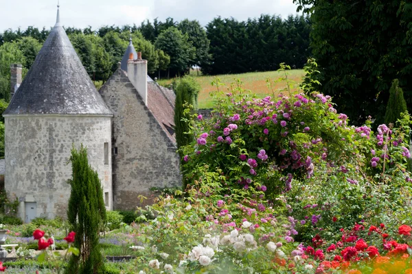 Sutil, sofisticado e cheio de gosto jardim e castelo La Chatonniere perto de Villandry. Vale do Loire — Fotografia de Stock