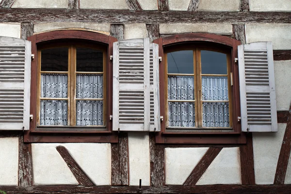 Ventanas de una casa en Eguisheim, Alsacia, Francia —  Fotos de Stock