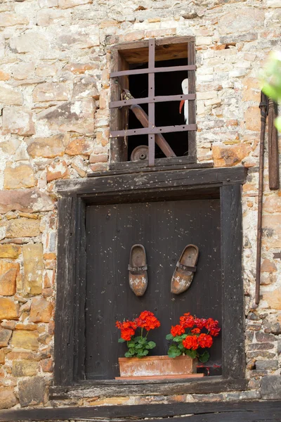 Ulice s poloroubenými středověkými domy ve vesnici Eguisheim podél slavné vinařské stezky v Alsasku, Francie — Stock fotografie