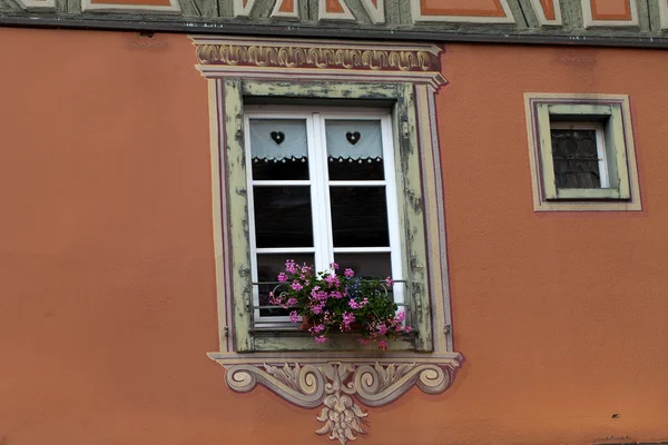 Witte venster met bloempotten, close-up — Stockfoto