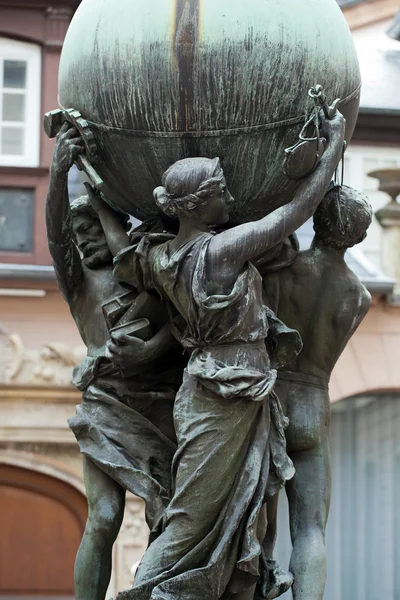 La estatua en el patio el museo Bartholdi en Colmar, Francia —  Fotos de Stock