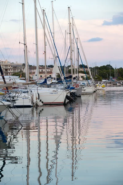 Båtar i vila i marina — Stockfoto