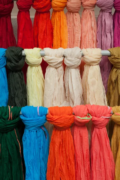 五颜六色的披肩或 scarfes 市场摆摊 — 图库照片