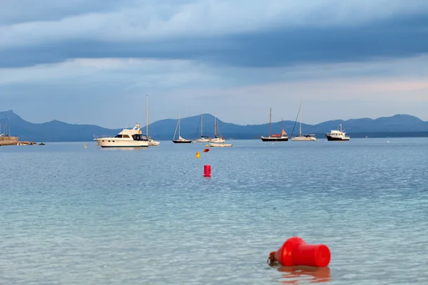 Σκάφη σε κατάσταση ηρεμίας στη Μαρίνα — Φωτογραφία Αρχείου