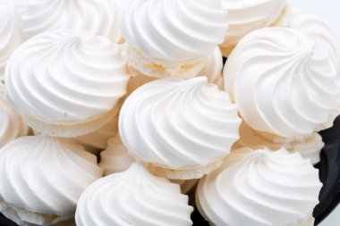 Fransız vanilya kremalı kurabiye beyaz zemin üzerine