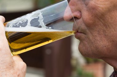 Olgun adam bira içiyor. ilk taslak en iyisi