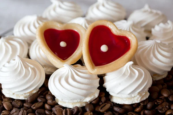 French vanilla meringue cookies and two sweet hearts — Stock Photo, Image