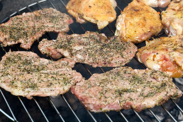 Barbacoa con deliciosa carne a la parrilla —  Fotos de Stock