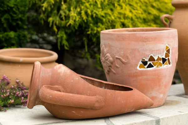 Brocca ceremica in giardino — Foto Stock