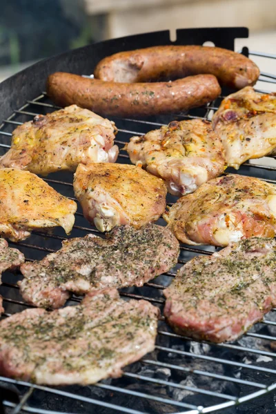 Grill med utsökt grillat kött på grill Stockbild