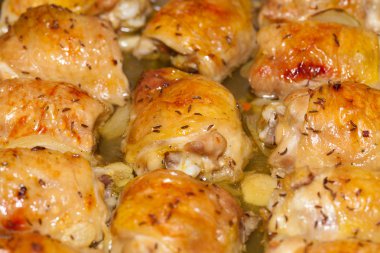 Kızarmış tavuk göğsü ruloları.