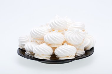 Fransız vanilya kremalı kurabiye beyaz zemin üzerine