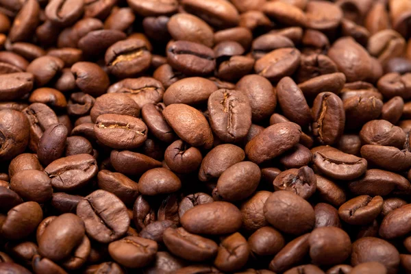 Granos de café de cerca aislados en blanco — Foto de Stock