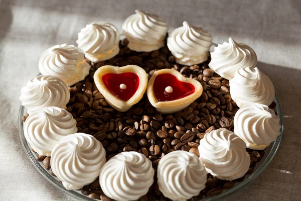 Fransız vanilya kremalı kurabiye ve iki tatlı kalp — Stok fotoğraf