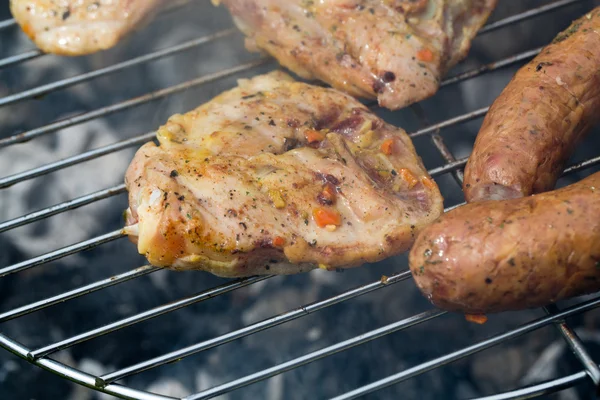 Churrasco com deliciosa carne grelhada na grelha — Fotografia de Stock