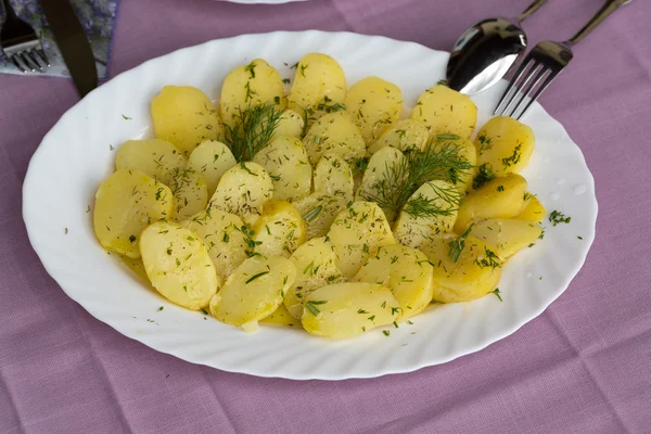 Läcker kokt potatis med dill och oliv — Stockfoto