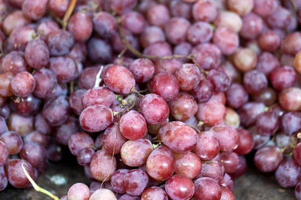 Uvas rojas a la venta en el mercado de agricultores locales . — Foto de Stock