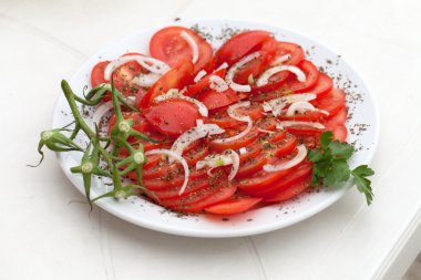 soğan ve otlar ile domates dilimleri