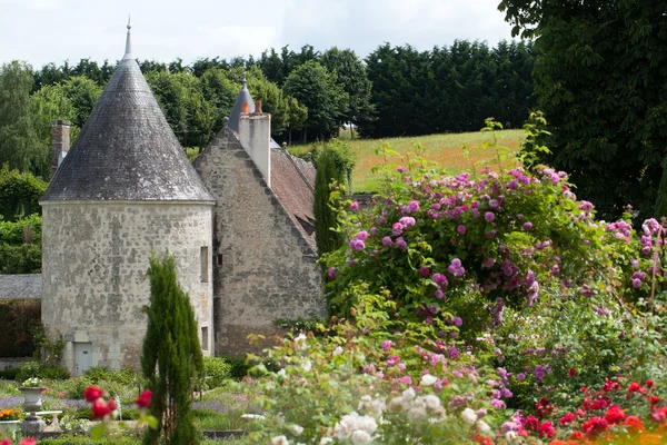 Sutil, sofisticado e cheio de gosto jardim e castelo La Chatonniere perto de Villandry. Vale do Loire — Fotografia de Stock