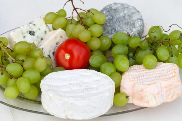 Käse mit weißen Trauben und Tomaten — Stockfoto
