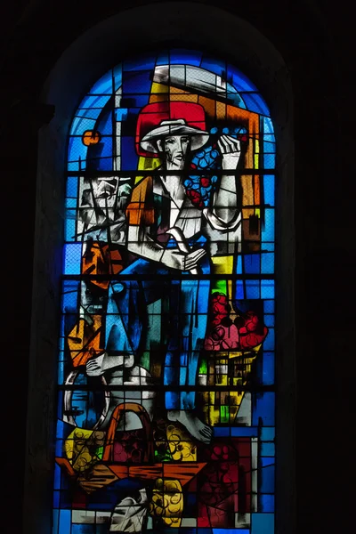 布洛瓦圣本届大教堂的彩色玻璃窗。法国 — 图库照片