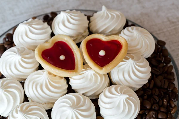 Французское ванильное печенье с безе и два сладких сердца — стоковое фото
