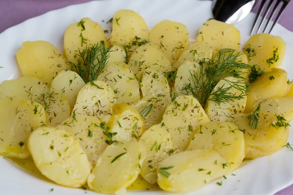 Köstliche Pellkartoffeln mit Dill und Oliven — Stockfoto