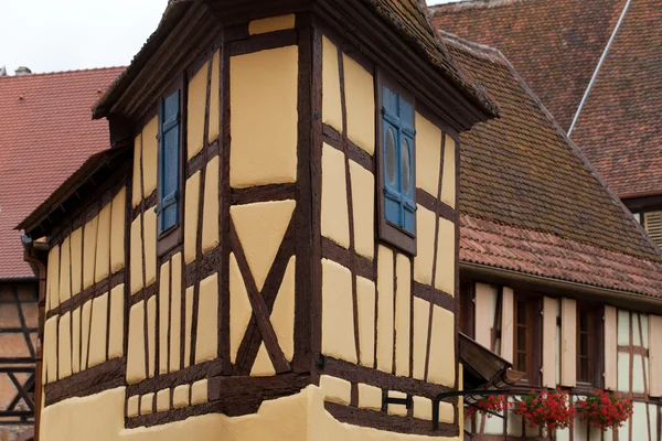 Roubené domy v obci eguisheim v Alsasku, Francie — Stock fotografie