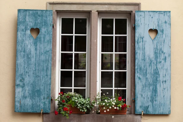 Ventana de una casa en Eguisheim, Alsacia, Francia —  Fotos de Stock