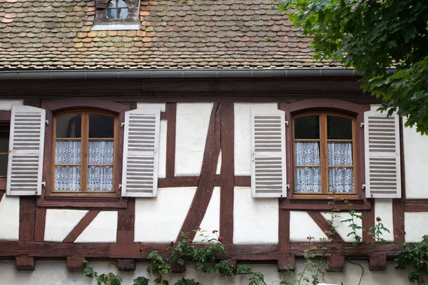 Ulice s poloroubenými středověkými domy ve vesnici Eguisheim podél slavné vinařské stezky v Alsasku, Francie — Stock fotografie